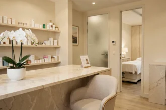 Intérieur élégant d'un institut de beauté dans les Hauts-de-Seine avec accueil, produits de soin et décoration épurée